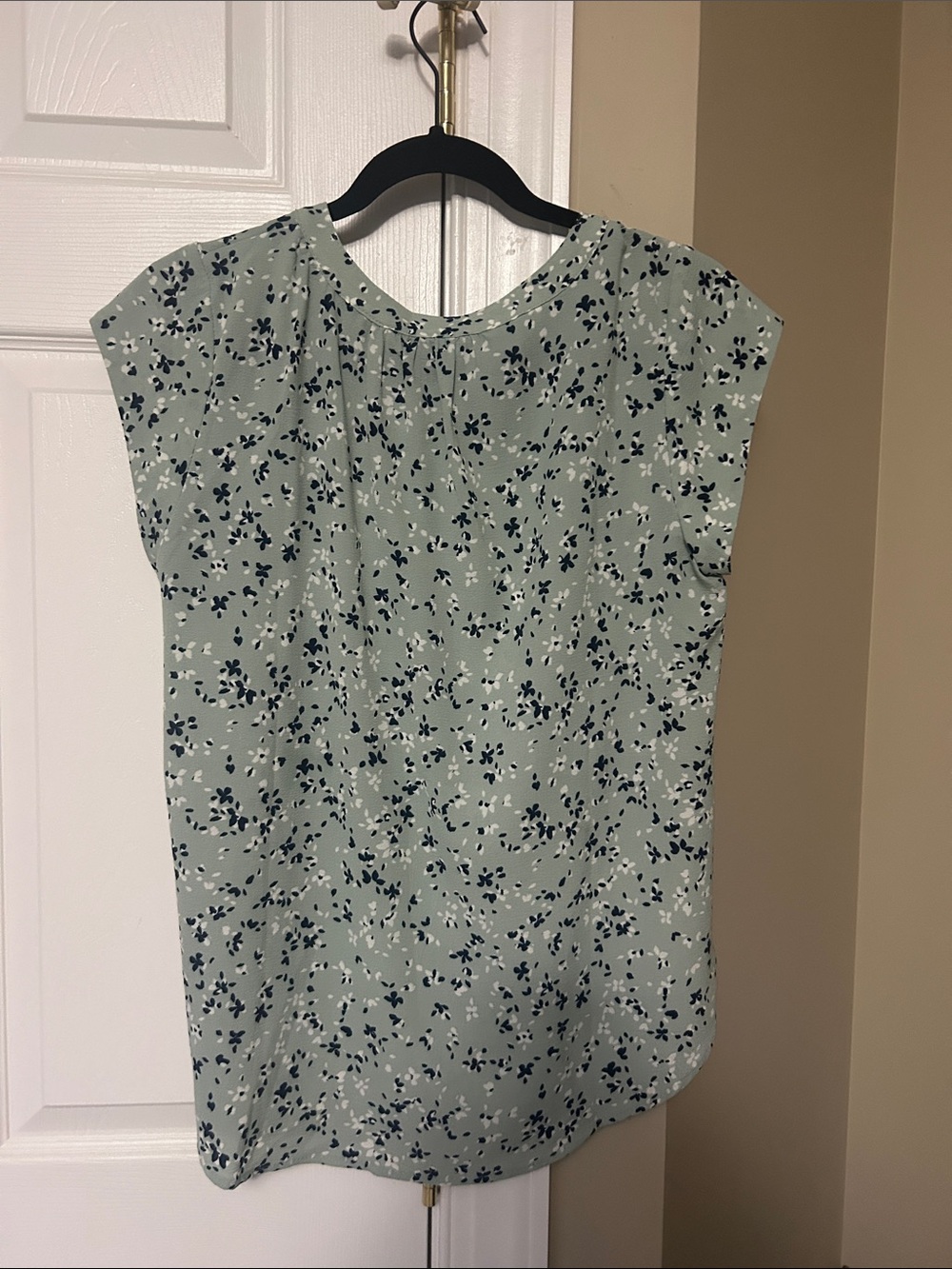 41 Hawthorn Light Gray Floral Cap-Sleeve Henley Blouse with Navy and White Print - Picture 3 of 3